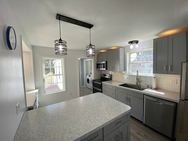 Building Photo - 74 Moore Ave