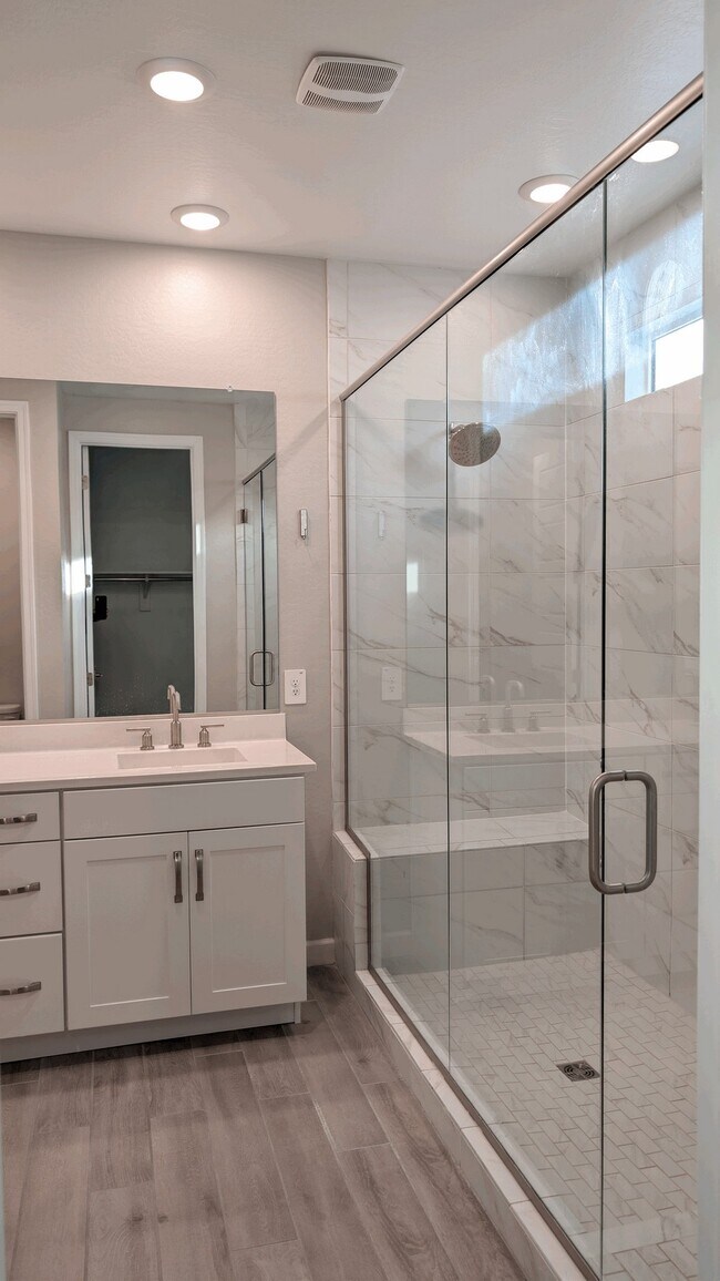 Building Photo - 4854 E Shady Glen Ave