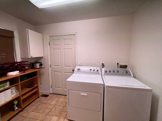 Building Photo - Partially Furnished Move In Ready Gorgeous Home In The Country Club