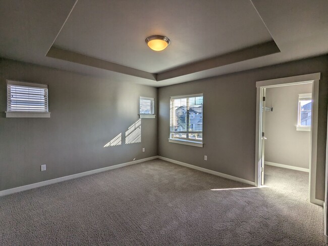 Building Photo - Newer 3 bedroom plus Den and Amenities in The Bridges