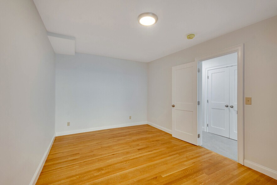 Building Photo - 31 School St