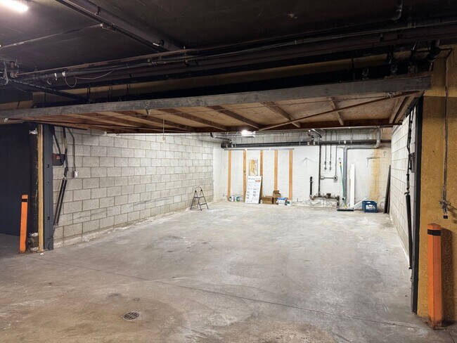 Building Photo - Stylish 2 bed + 2.5 bath + loft townhome n...