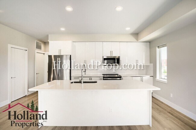 Building Photo - Spacious, Energy-Efficient Home in Reeds Crossing Near Parks & Trails