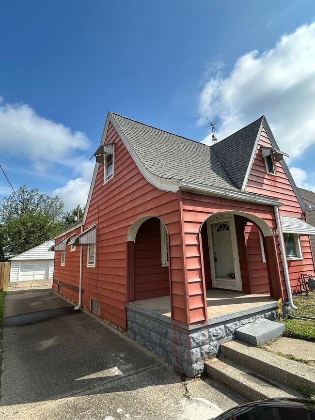 Building Photo - Charming 2-Bedroom Home in Toledo – Cozy &...