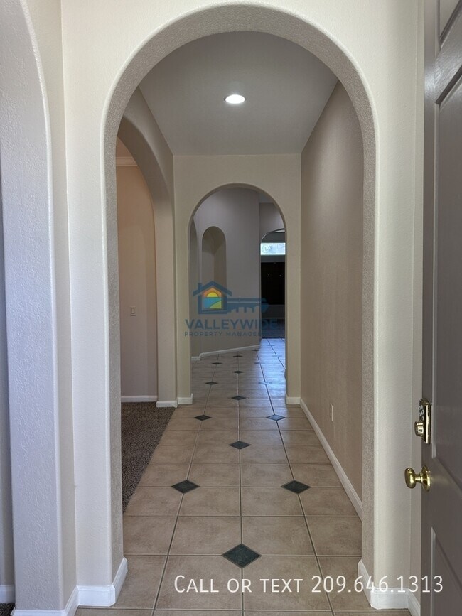 Building Photo - 2555 Crestmore Cir