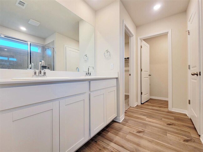 Building Photo - 120 Longmount Cv