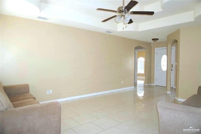 Building Photo - 531 Tulip Cir