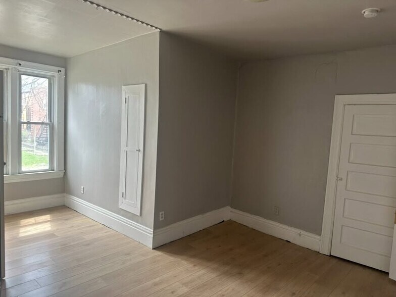 Building Photo - 453 3rd St