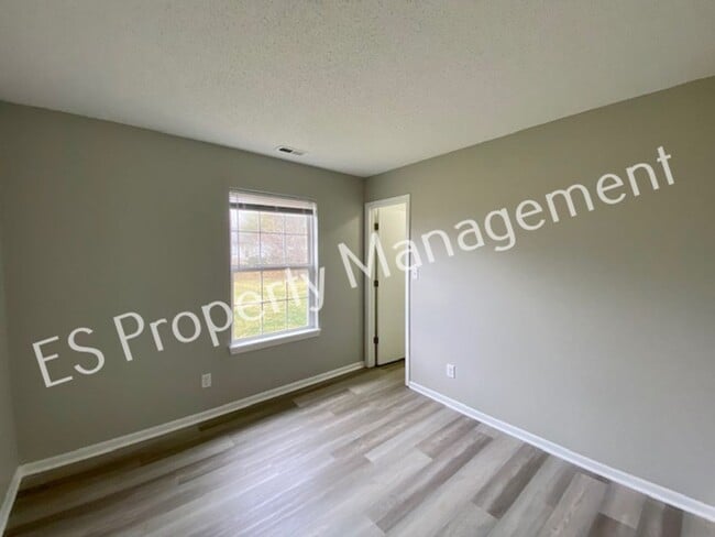 Building Photo - Stunning 3 Bedroom 2 Bath in SouthWest River Run Neighborhood!