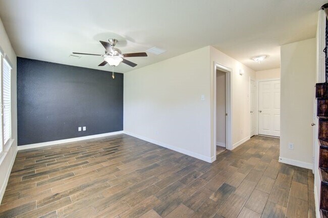 Building Photo - 10014 Spring Shadows Park Cir