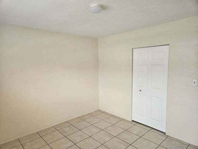 Building Photo - 2 Bedroom Unit in St Pete- Available February 3!
