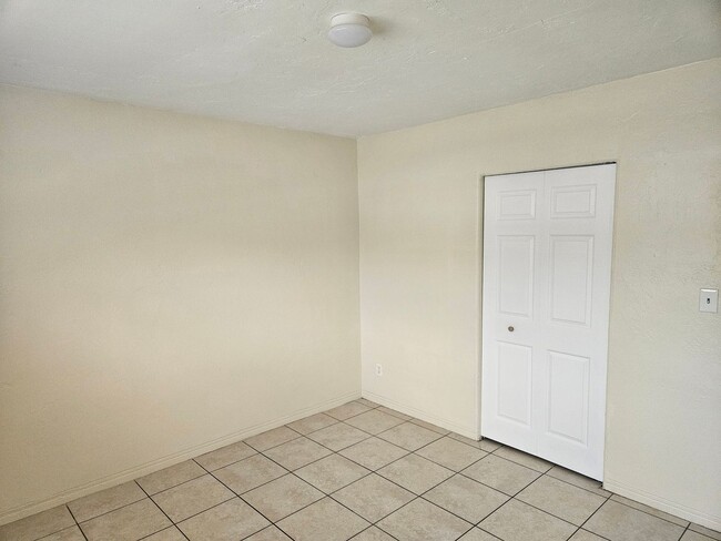 Building Photo - 2 Bedroom Unit in St Pete