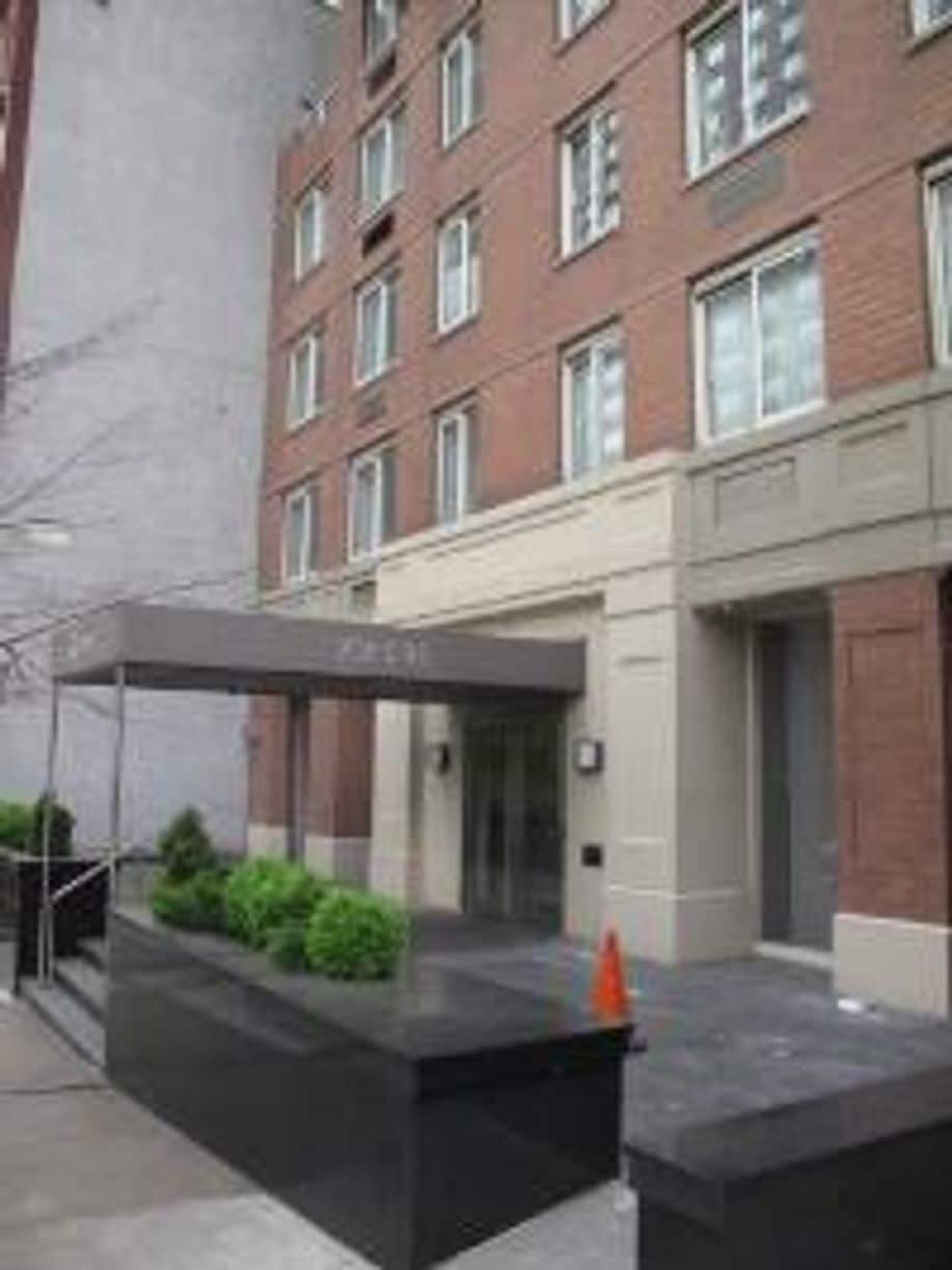 Building Photo - 206 E 95th St