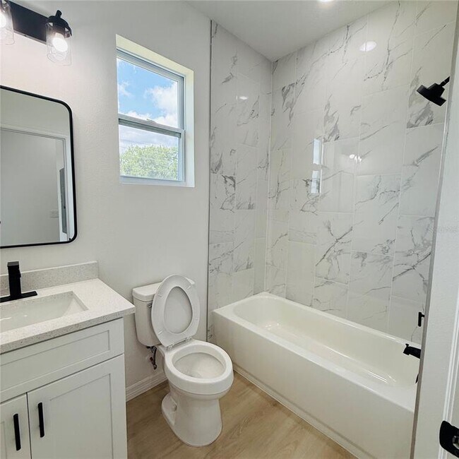 Building Photo - 602 Desmoines Ct