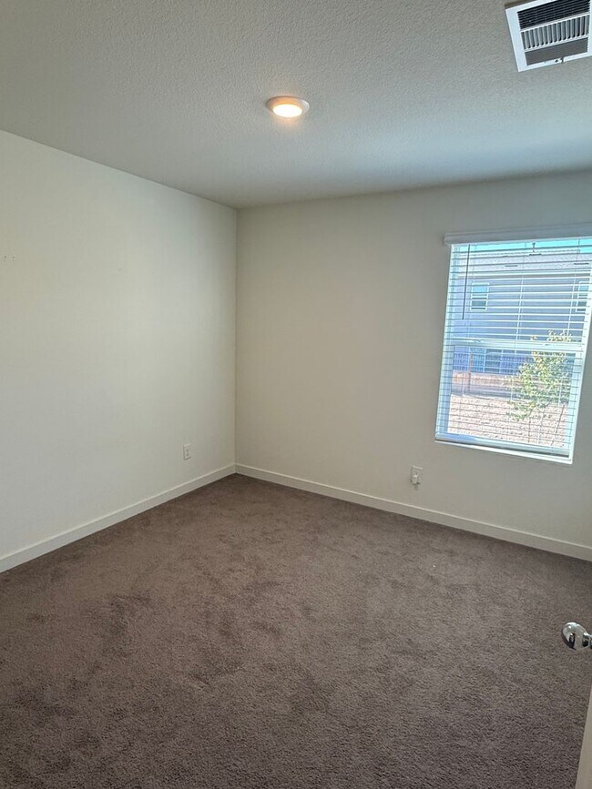 Building Photo - 3 bed 2.5 bath house