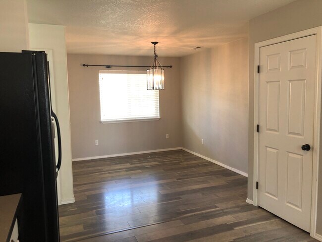 Building Photo - 1500 NW Canyon View Dr