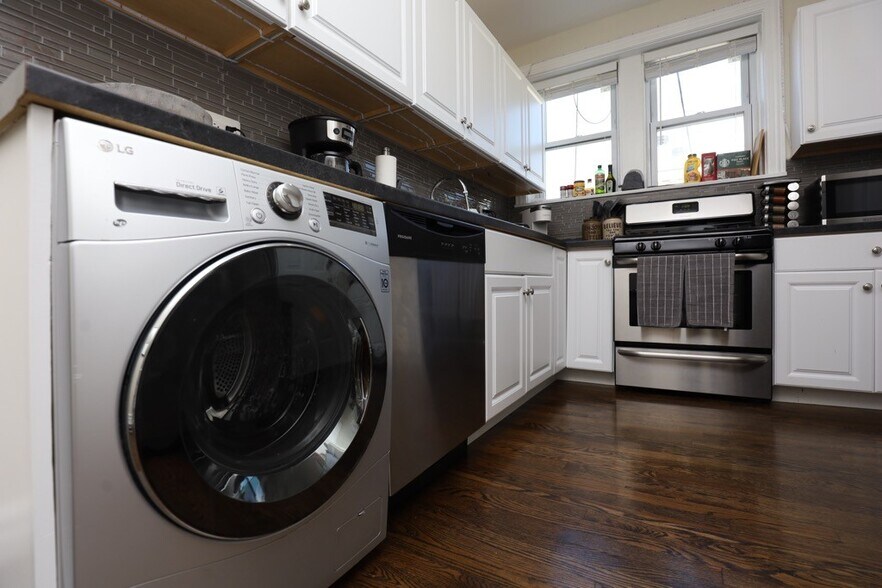 Building Photo - 3823 N Greenview Ave