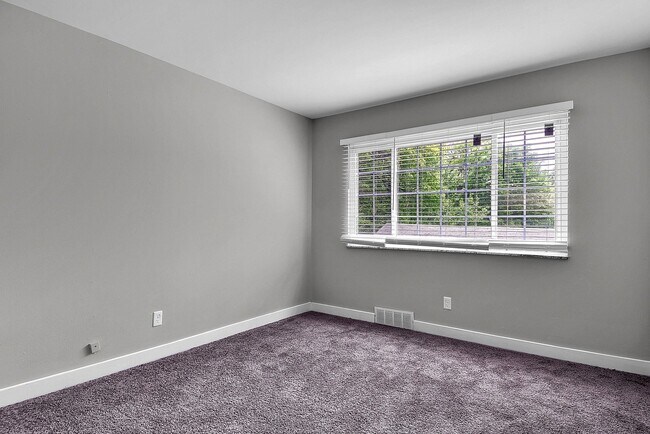 Building Photo - Renovated One Bedroom!!