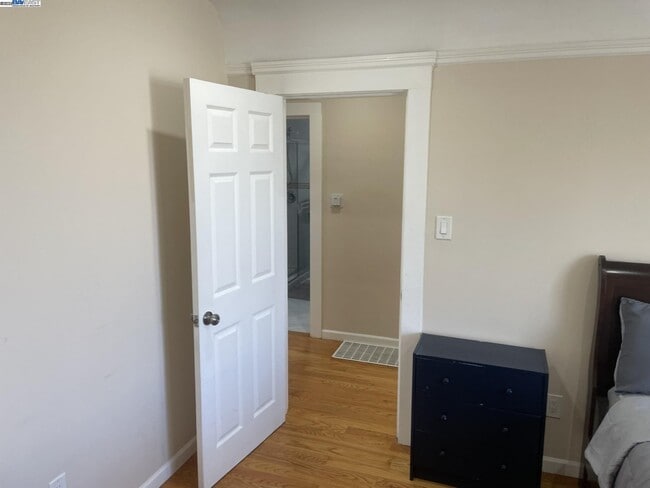 Building Photo - 586 39th Ave