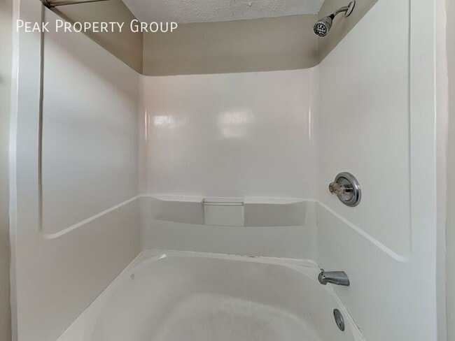 Building Photo - 1394 Indianola Ave