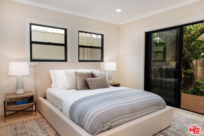 Building Photo - 1039 Havenhurst Dr