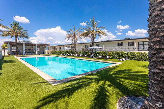 Courtyard Swimming Pool - the PARKER on E. Mulberry