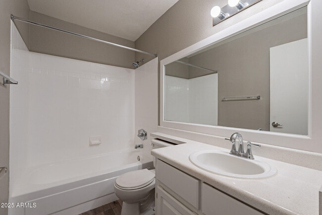 Building Photo - 2025 E Campbell Ave