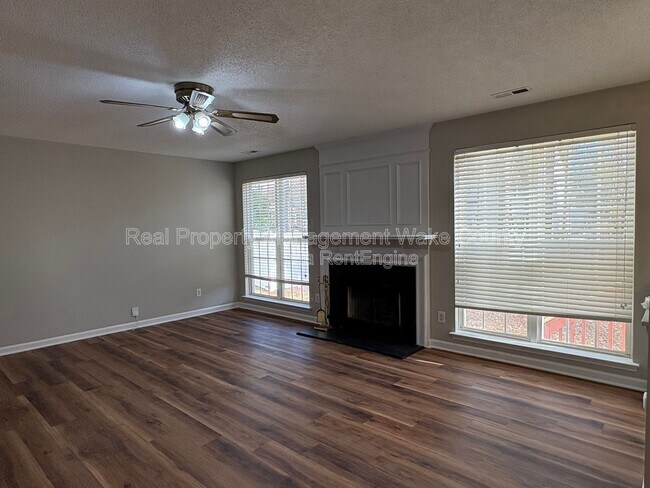 Building Photo - 9704 Erinsbrook Dr