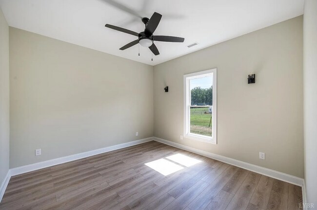 Building Photo - Gorgeous new construction in Gladys!