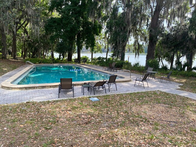 Building Photo - Beautiful Lakefront Condo!