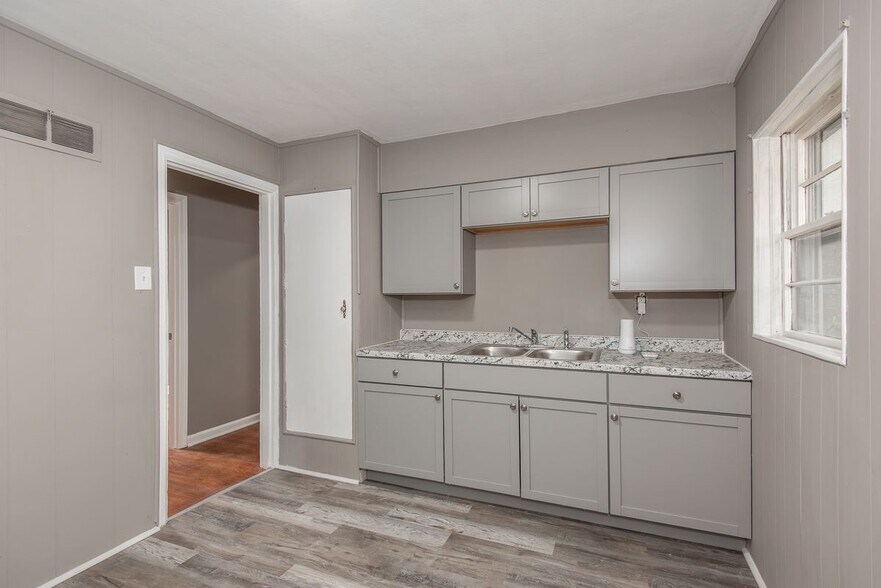 Building Photo - 6605 Kahns Ave