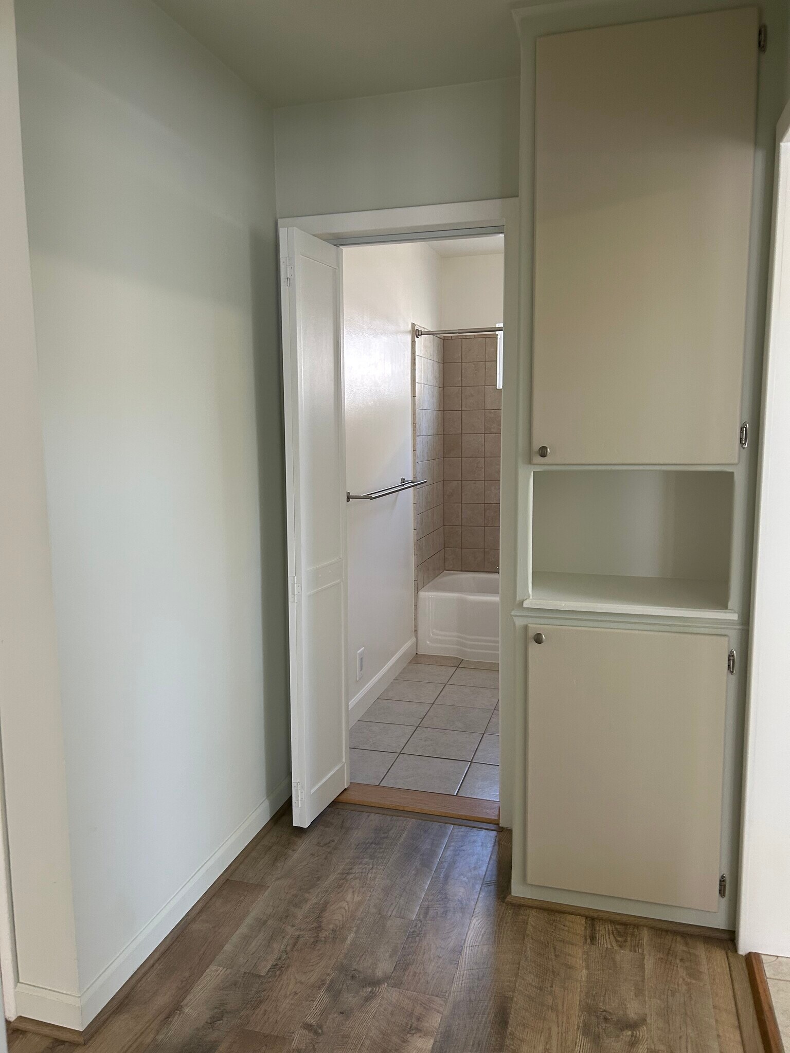 Hall with linen cupboard - 2021 Ocean Park Blvd