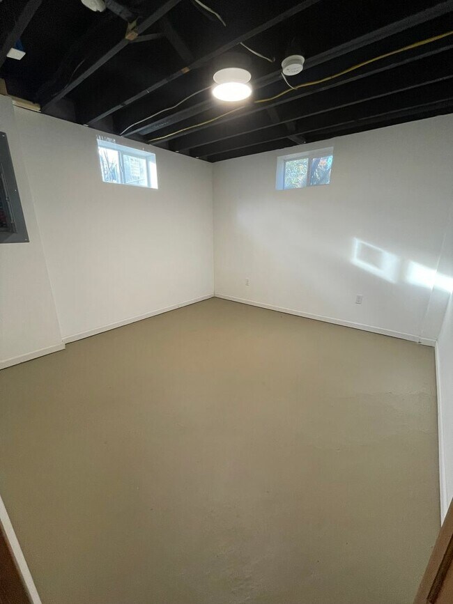 Building Photo - 1450 Marlborough Dr