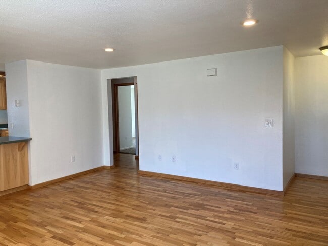 Building Photo - Spacious 4-Bedroom, 2-Bath Home with Daylight Basement, Large Yard & Two Fireplaces!.