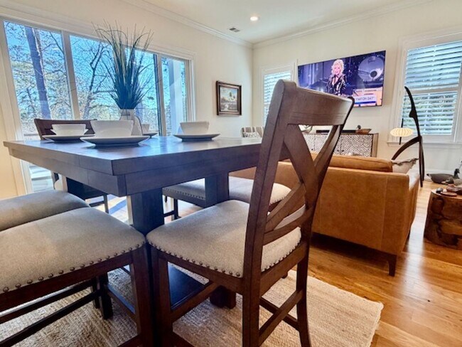 Building Photo - LUXURY TOWNHOME IN FOREST ACRES