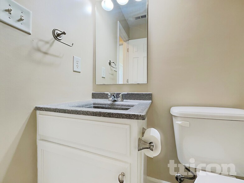Building Photo - 2522 Swan Sea Dr