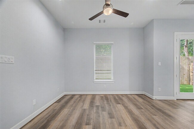 Building Photo - 911 W 35th St
