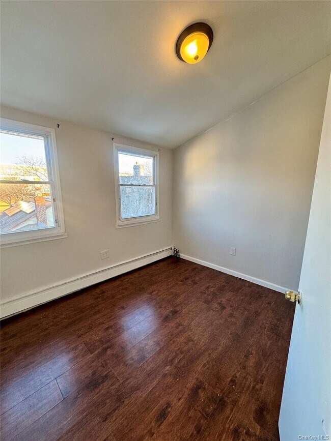 Building Photo - 164-41 108th Dr