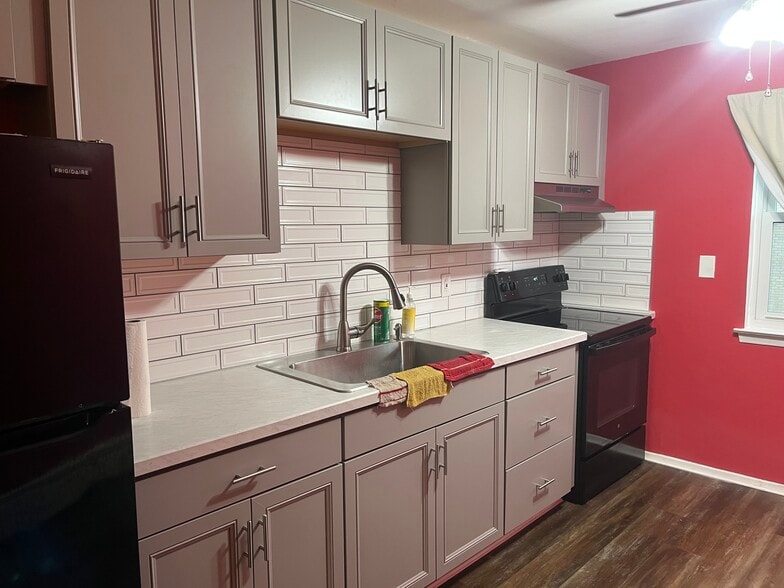Kitchen - 250 Beechwood Ave