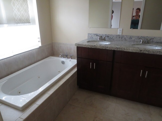 Building Photo - 2725 NE 8th Ave