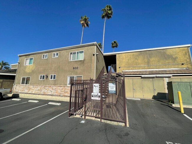 Building Photo - 800 N Mollison Ave