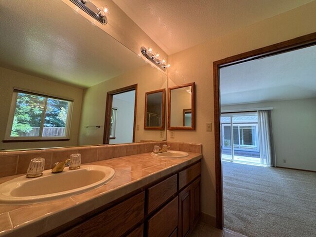 Building Photo - Spacious 4 bedroom, single level home in M...