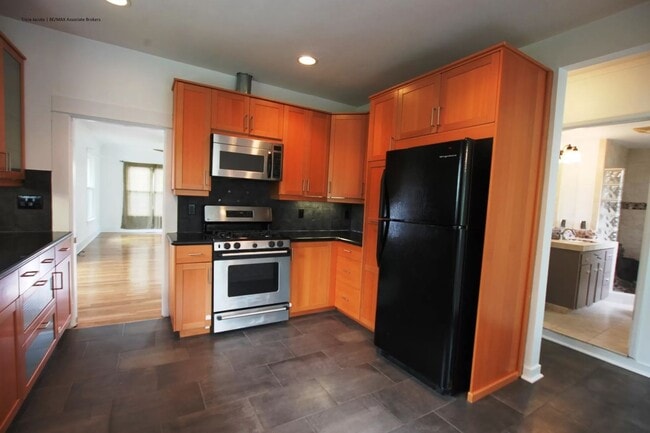 Building Photo - Lovely Craftsman Style Home Ballard !