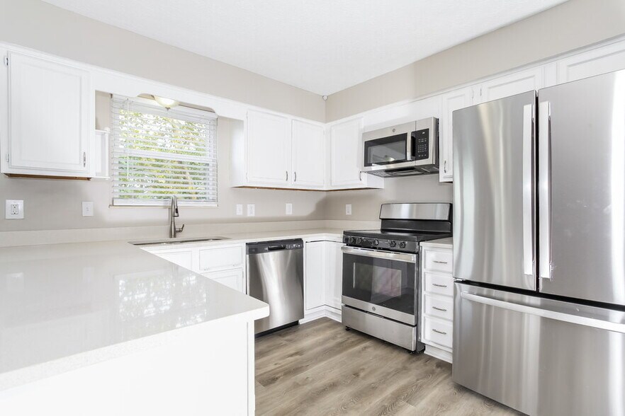 Building Photo - 5560 Deer Hill Dr
