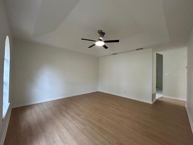 Building Photo - 126 Knoll Ave