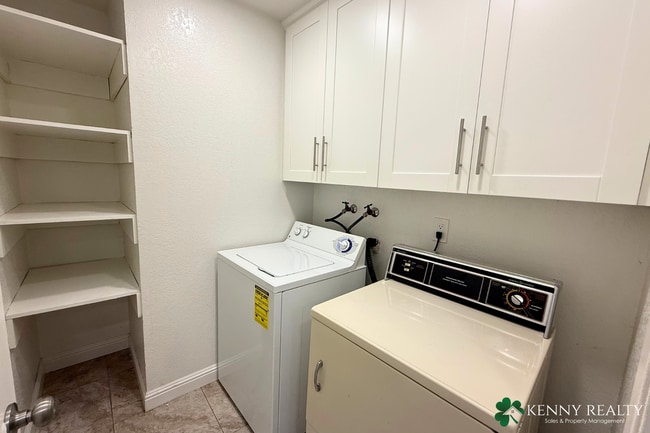 Building Photo - Bright 2 Bedroom, 1.5 Bathroom Home with O...
