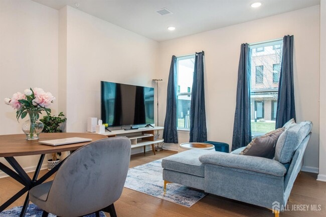 Building Photo - 222 Jessie Pl