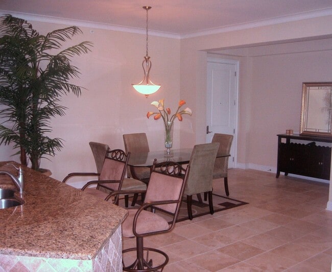 Building Photo - Luxury 3 Bed 2 Bath Condo at Crescent at U...