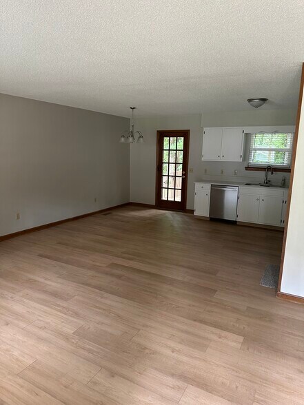 Building Photo - 1424 N Winer Dr