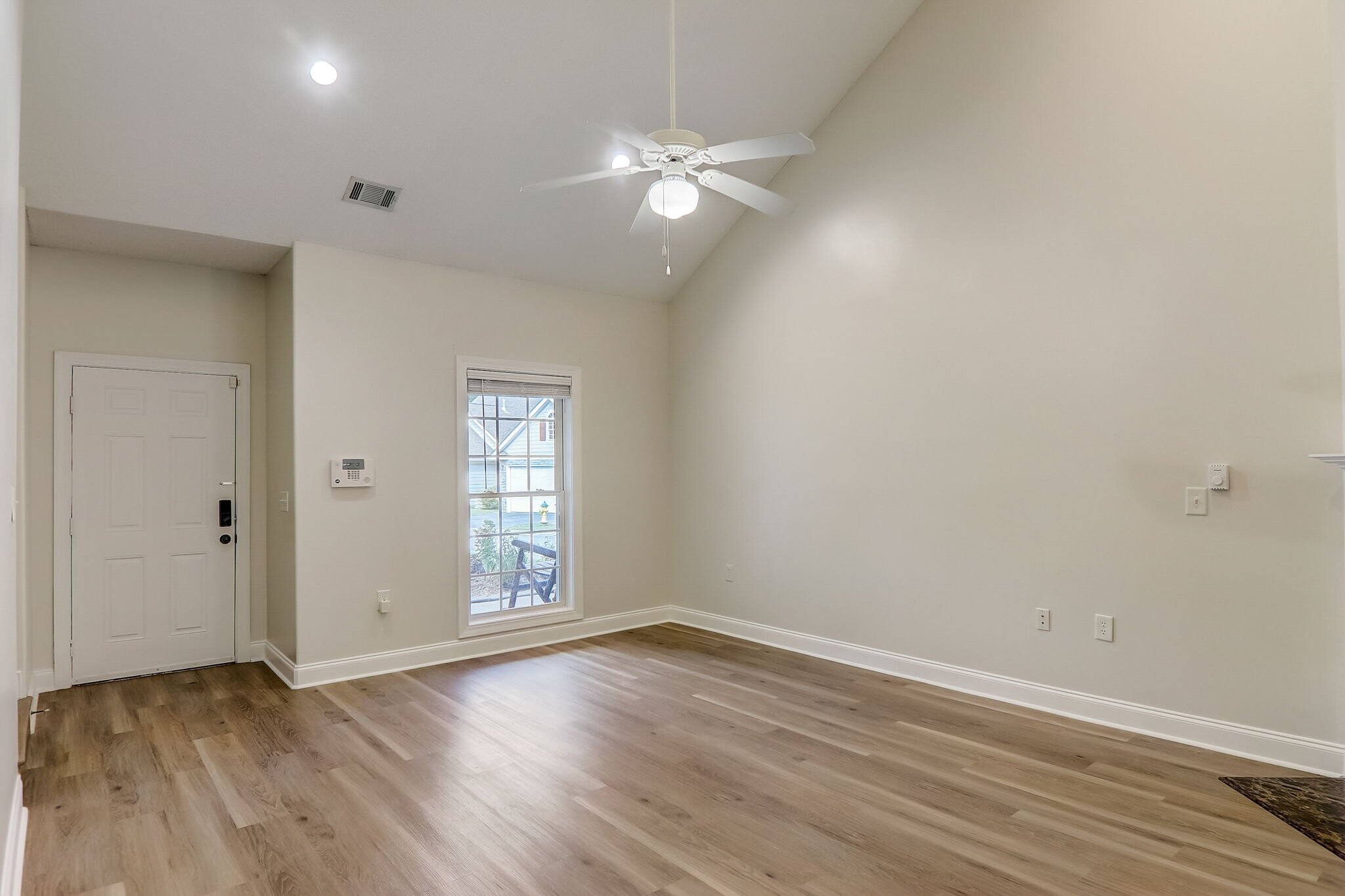 Building Photo - 893 W Pointe Dr
